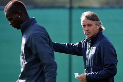 Mancini, junto a Balotelli, durante un entrenamiento en septiembre.