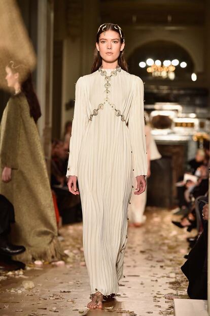 Valentino  : Runway &#8211; Paris Fashion Week &#8211; Haute Couture Spring Summer 2016