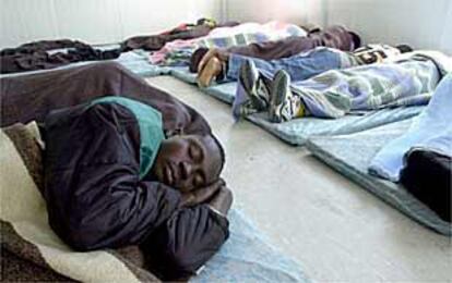 Un grupo de subsaharianos interceptados ayer descansa en el centro de acogida de Tarifa.