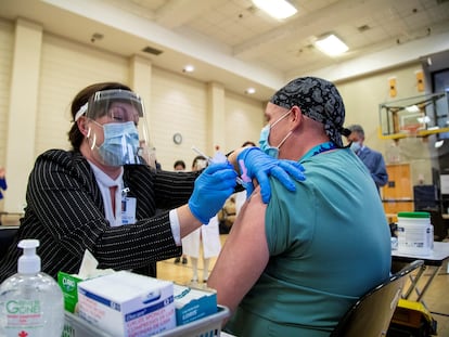 Un hombre recibe la vacuna de Pfizer en Toronto (Canadá), este lunes.