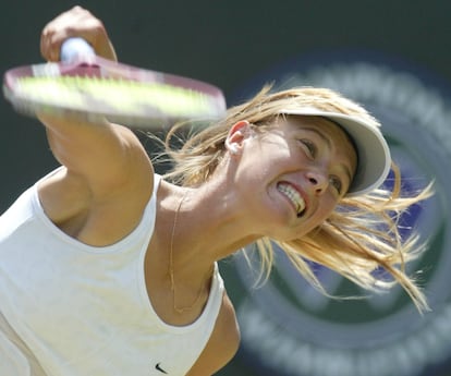 Maria Sharapova saca contra Jelena Dokic, en Wimbledon, en 2003. En su despedida del tenis profesional Sharapova dice que seguirá aplicando en su vida lo que ha aprendido en su carrera deportiva.