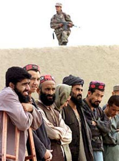 Un grupo de combatientes talibanes, prisioneros en una cárcel custodiada por la Alianza del Norte.