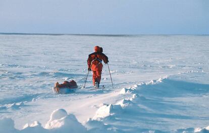 Un miembro de la expedición española al Polo Norte de 1999.