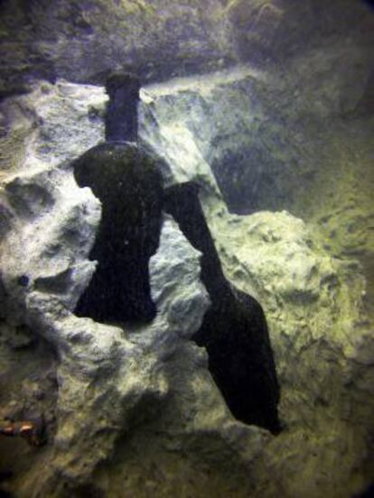 Fotografía facilitada por el departamento de Cultura de la Generalitat de Cataluña de una botella de vino Fondillón, uno de los de mayor prestigio mundial con sello alicantino, que ha sido hallada en el interior de un barco hundido, el "Deltebre I", que formaba parte de una flota que luchó contra el ejercito napoleónico.