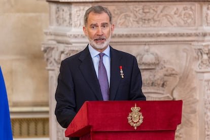 El rey Felipe VI ofrece un discurso con motivo de la imposición de condecoraciones al mérito civil en el Palacio Real en Madrid donde se conmemora el décimo aniversario su reinado.
