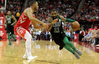 Kyrie Irving, ante Eric Gordon, en un Celtics-Rockets.