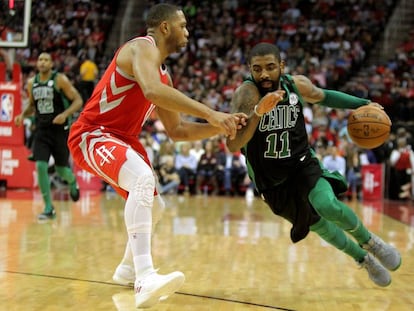 Kyrie Irving, ante Eric Gordon, en un Celtics-Rockets.