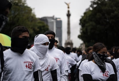 Familiares, amigos y activistas se congregaron para protestar en la capital del país, a falta de respuestas sobre el paradero de los 43 estudiantes desaparecidos.