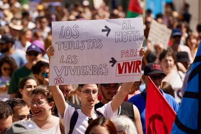 Decenas de personas se manifestaban en Málaga el 29 de junio de 2024 ante la dificultad de encontrar un piso para vivir.