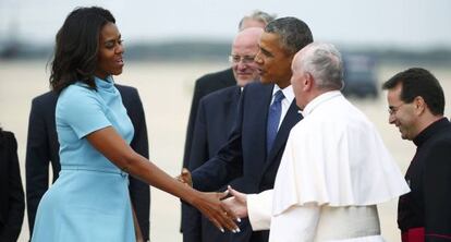 Obama presenta a su esposa Michelle al Papa.