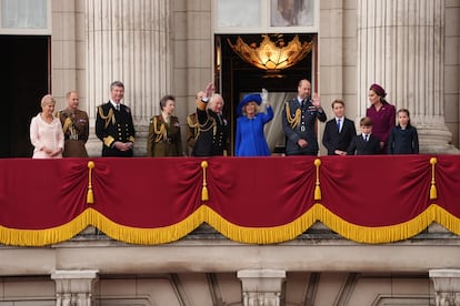 La familia real británica en el balcón del palacio de Buckingham durante la celebración del Día de la Victoria, el 5 de mayo de 2025.