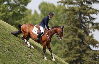 El estadounidense Richard Spooner compite con su caballo Cristallo en el derby Cenovus Energy en Alberta, Canadá.