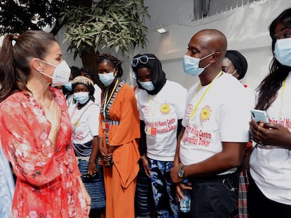 La reina Letizia (i) preside, este lunes, en Dakar el acto de inauguración del Instituto Cervantes de Senegal, el primero que la entidad cultural abre en África subsahariana y donde ya había un aula desde 2010 ante el interés creciente del español en la región.