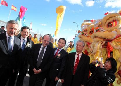 El ministro de Fomento, José Blanco, el embajador de China en España, Zhu Bangzao, y el alcalde de Fuenlabrada, Manuel Robles, en la inauguración del parque empresarial.