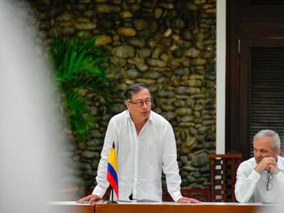 Gustavo Petro junto a Carlos Ramón González, director del Dapre, durante una mesa de diálogo en La Habana