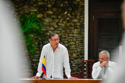 Gustavo Petro junto a Carlos Ramón González, director del Dapre, durante una mesa de diálogo en La Habana