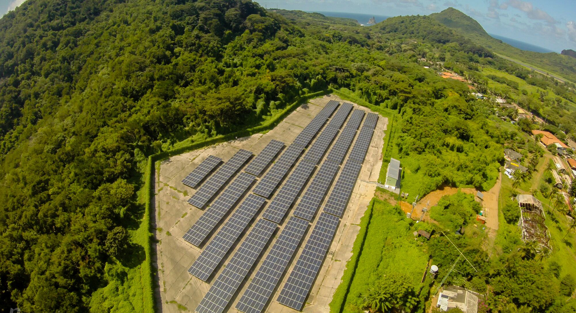 Vista aérea de las placas de energía solar instaladas en la isla brasileña.