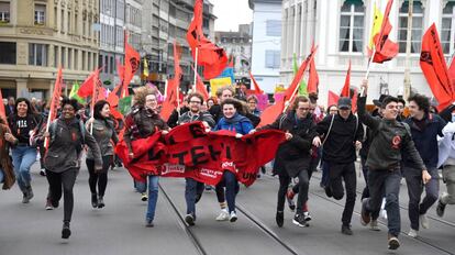 Una multitud participa en la manifestación convocada por el Día Internacional del Trabajo en Basilea (Suiza).
