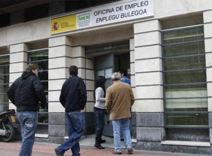 Varias personas acceden a una oficina del Inem, en el barrio vitoriano de San Martín.