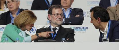 María Dolores de Cospedal señala a Fernando Martínez-Maillo en presencia de Mariano Rajoy.