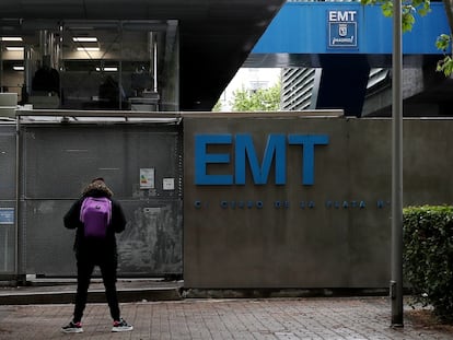 Una persona ante las oficinas centrales de la EMT, en Madrid.