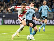 Guram Kashia, del Bratislava, ante Alemao, del Rayo Vallecano.