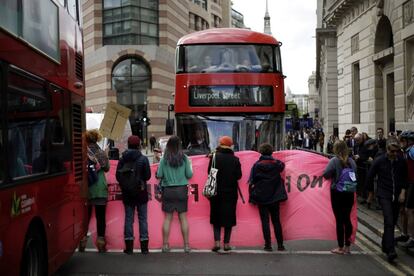 Los manifestantes del cambio climático 'Extinction Rebellion' bloquean una calle cerca del Banco de Inglaterra en Londres, el 25 de abril de 2019. Miles de personas han protestado los últimos once días en la capital birtánica, bloqueando calles y obligado a desviar rutas de transporte público con el objetivo de que el Gobierno adopte medidas para reducir a cero las emisiones de dióxido de carbono para 2025.