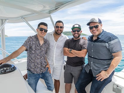 Pavel Ocampo (I), Alan Ramírez, Sergio Lizárraga y  Oswaldo Silvas posan para una fotografía durante un paseo por las costas de Mazatlán. La Banda MS de Sergio Lizárraga​ es una agrupación de música de banda sinaloense creada en 2003.​