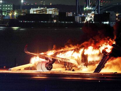 Un avión A350 de Japan Airlines se incendia en el aeropuerto internacional de Haneda, en Tokio, este martes.