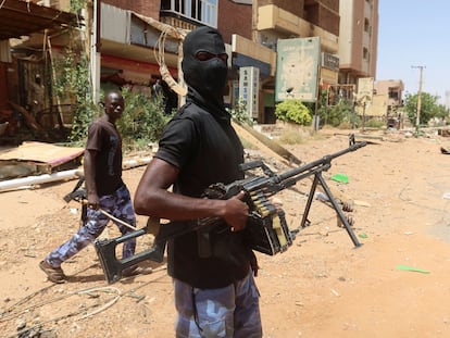 Hombres armados en las calle de Omdurman, en Sudán, el pasado día 9. REUTERS/El Tayeb Siddig