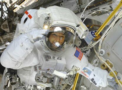 Randy Bresnik saluda mientras se coloca juntos al módulo <i>Columbus</i> en la ISS.