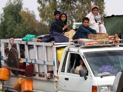 Una familia huye de los combates entre los talibanes y las fuerzas gubernamentales en la provincia afgana de Helmand, este miércoles.