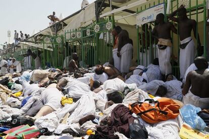 Peregrinos musulmanes se reúnen alrededor de los cuerpos aplastados en Mina, Arabia Saudita durante la peregrinación.