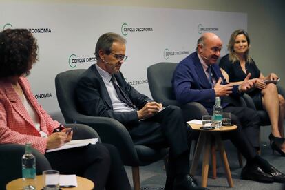 Jordi Gual, presidente de VidaCaixa, y Luis de Guindos, vicepresidente del Banco Central Europeo, en el centro, durante el acto celebrado en el Círculo de Economía.