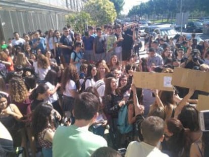 Més d un centenar d alumnes de l Institut Samuel Gili i Gaya es manifesten contra el docent i Ensenyament obre una inspecció