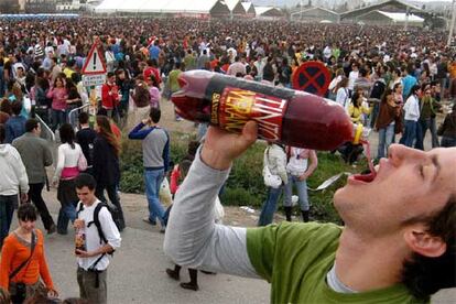 Jóvenes participantes en el <i>botellón</i> de Granada.