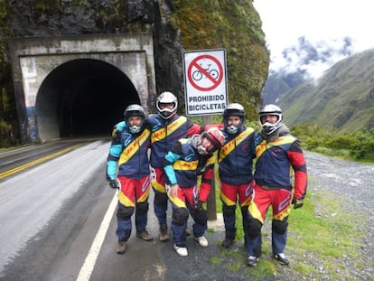Participantes en un descenso organizado por una empresa local de turismo activo en el camino de Yungas, en Bolivia, considerada la carretera más peligrosa del mundo.