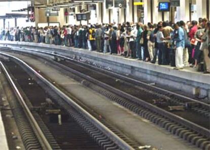 Los pasajeros esperan la llegada del metro en la estación del Norte de París.