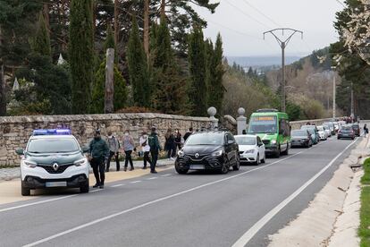 Control de la Guardia Civil en Cercedilla, Madrid (España), el pasado 1 de abril.