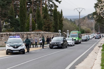 Control de la Guardia Civil en Cercedilla, Madrid (España), el pasado 1 de abril.