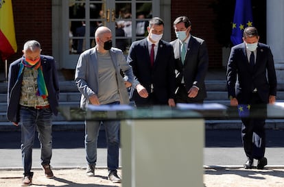 Pedro Sánchez junto a los presidentes de CEOE, Cepyme y los secretarios generales de UGT y CCOO en el palacio de la Moncloa.