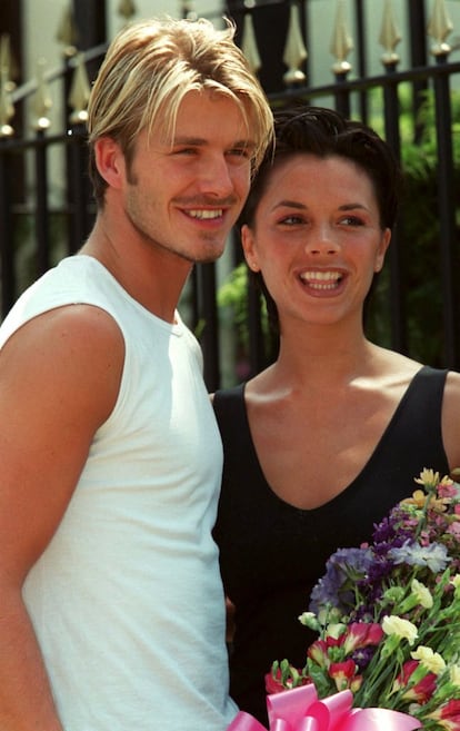 El entonces jugador del Manchester United, David Beckham, posa con su prometida, la entonces Spice Girl pija Victoria Adams, en su casa de Hertfordshire, un día antes de contraer matrimonio. La pareja se casó el 4 de julio de 1999 en un castillo de Irlanda, un enlace que estuvo valorado en medio millón de libras y que fue vetado a la prensa pues firmaron una exclusiva con 'OK Magazine'.