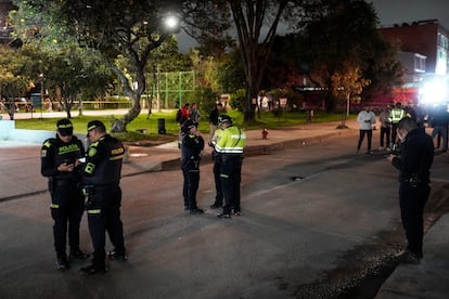 Miguel Uribe Turbay, miembro del partido Centro Democrático, intervenía en un acto de campaña en el barrio de Modelia cuando recibió varios disparos delante de los asistentes. 