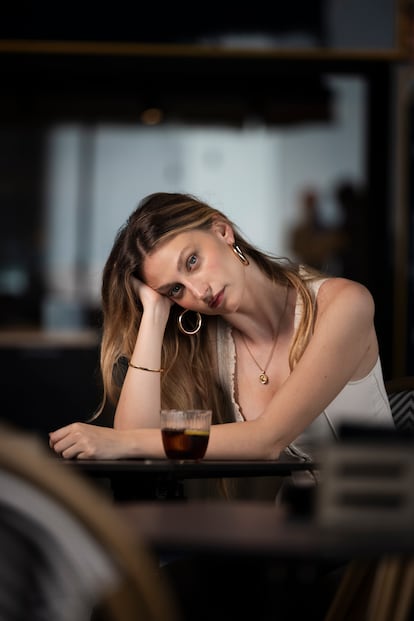La cantante Julieta, con una Coca-Cola Zero en el bar Garum en el barrio de Sant Gervasi (Barcelona).