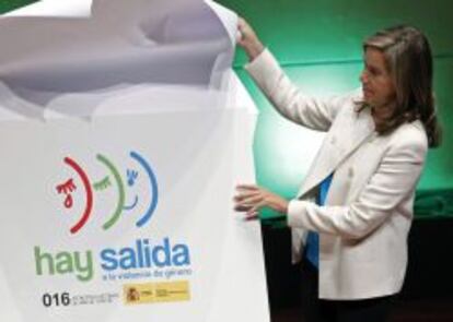 La ministra de Sanidad, Servicios Sociales e Igualdad, Ana Mato, durante la presentación de una campaña institucional contra la violencia de género.