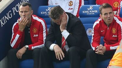 Giggs, Van Gaal y Stuivenberg, en el banquillo del United.  