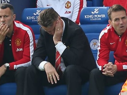 Giggs, Van Gaal y Stuivenberg, en el banquillo del United.  