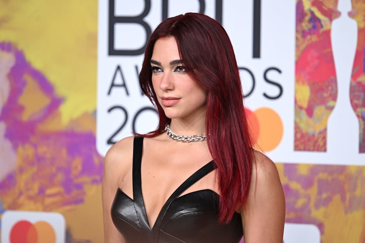 Dua Lipa impacta en los premios Brit: cuero negro en versión