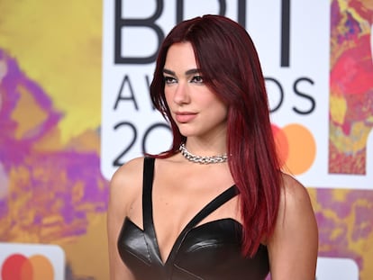 Dua Lipa, a su llegada a la gala de los premios Brit, celebrada en el O2 Arena de Londres.