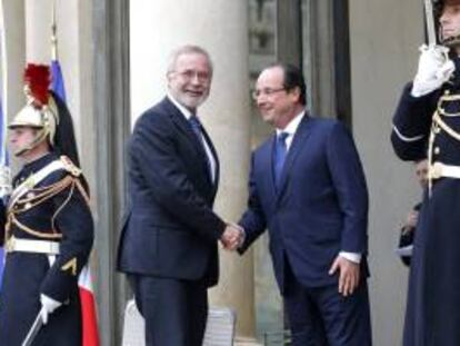 El presidente de Francia, François Hollande (c-d), recibe al presidente del Banco Europeo de Inversiones (BEI), Werner Hoyer (c-i). EFE/Archivo
